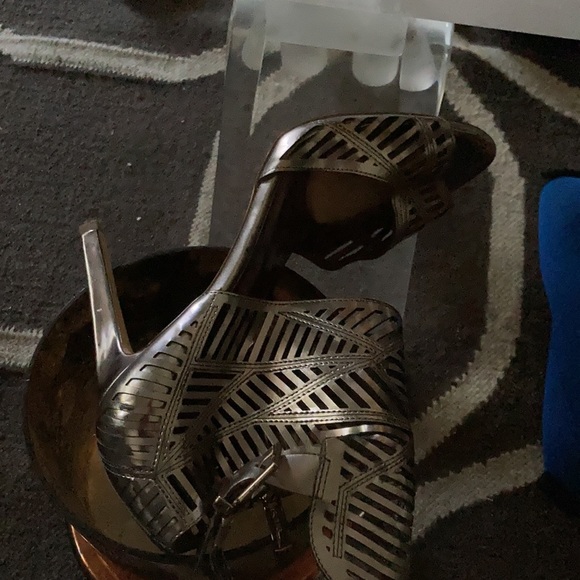 BCBG patented leather heels - Picture 3 of 3